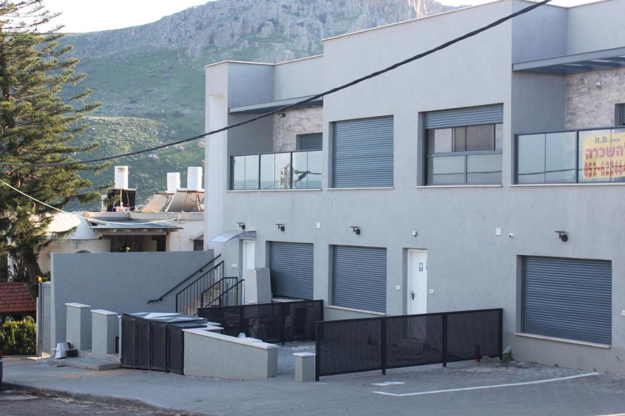 נוף הארבל עם חלון לכינרת Appartamento Migdal Esterno foto