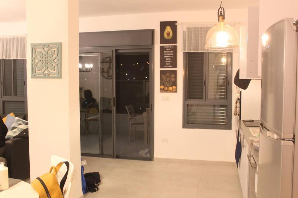 נוף הארבל עם חלון לכינרת Appartamento Migdal Esterno foto