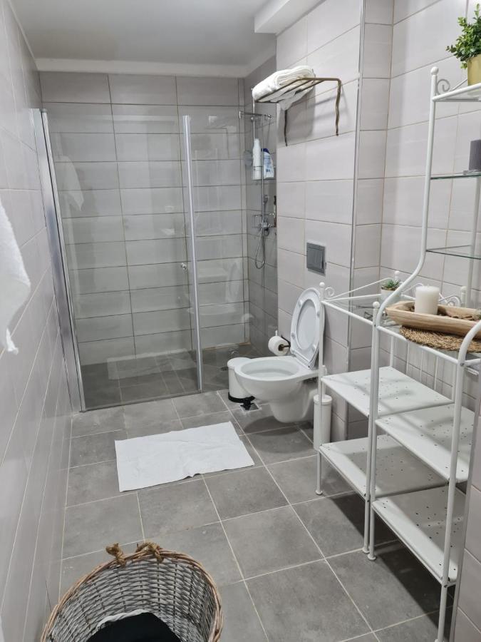 נוף הארבל עם חלון לכינרת Appartamento Migdal Esterno foto