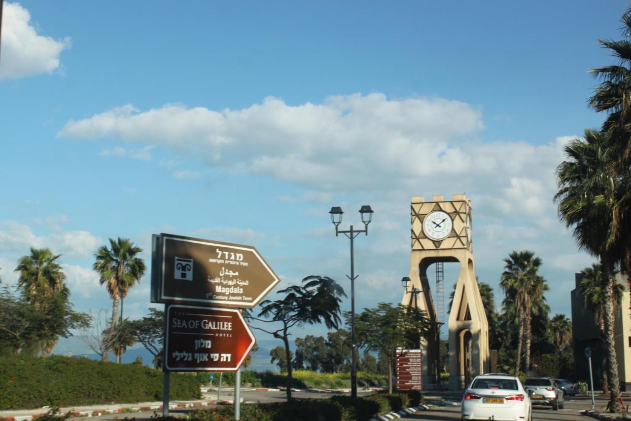 נוף הארבל עם חלון לכינרת Appartamento Migdal Esterno foto