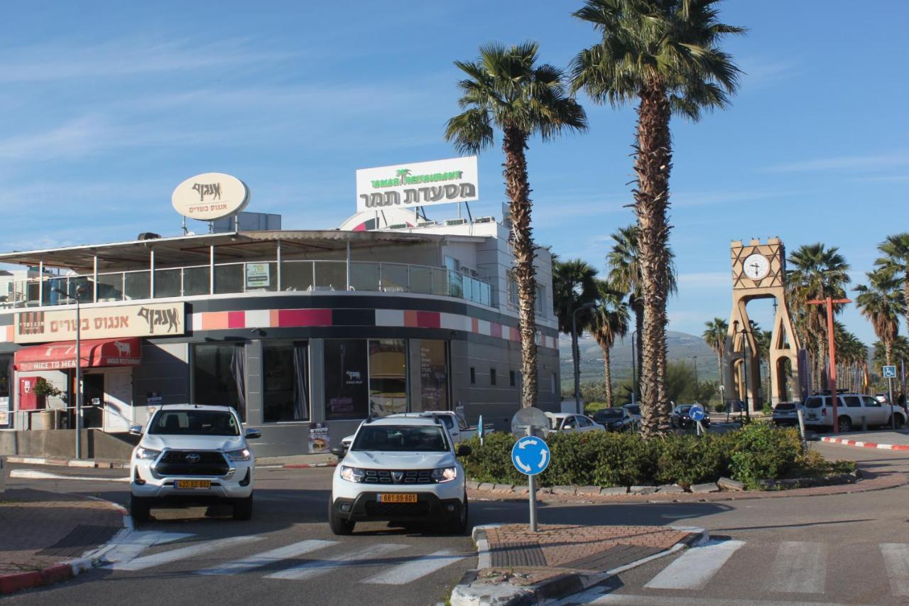 נוף הארבל עם חלון לכינרת Appartamento Migdal Esterno foto